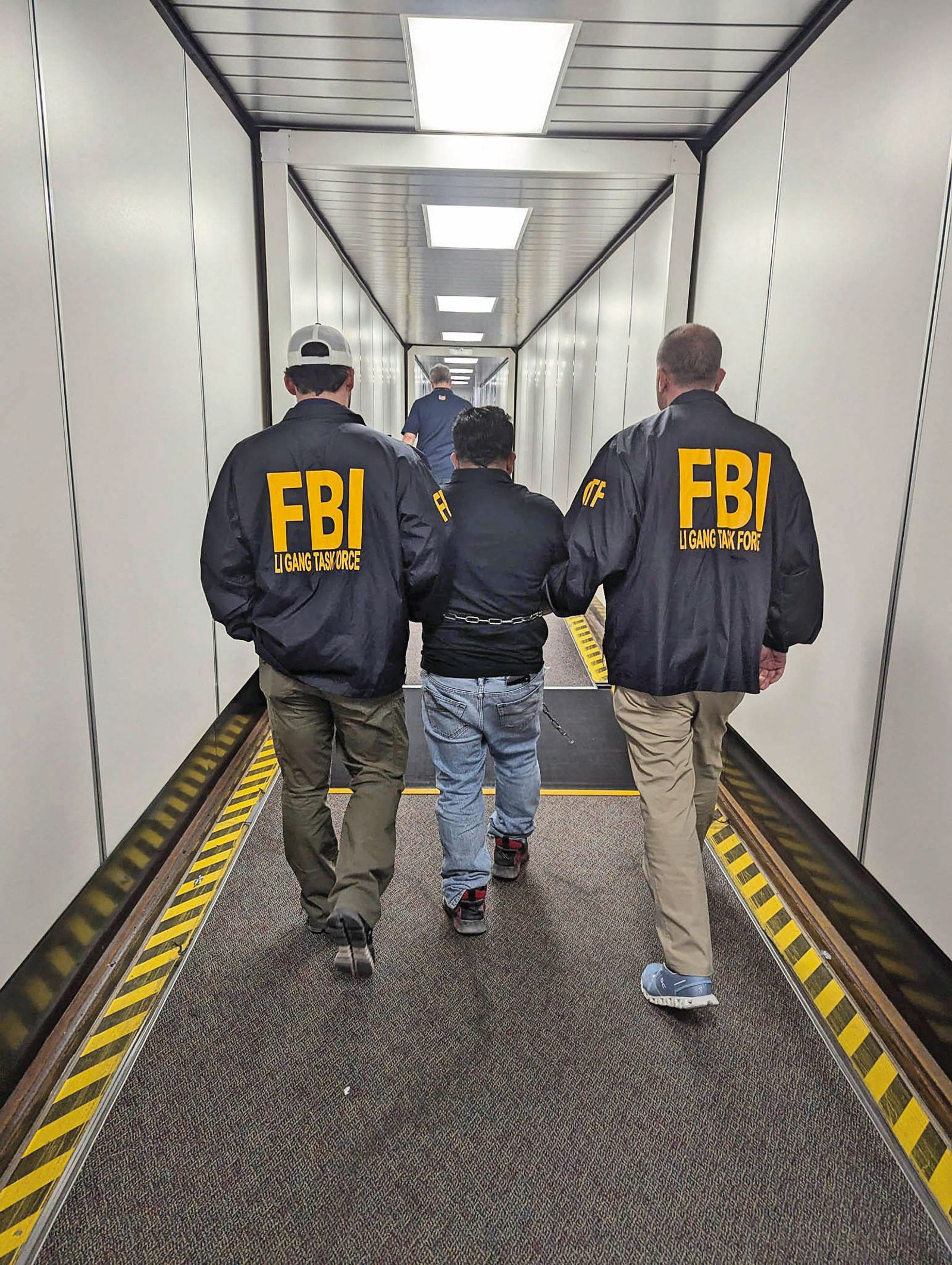 林睿庠過境紐約準備轉飛新加坡申請研究所,遭美方FBI逮捕。(示意圖,圖非當事人,翻攝FBI臉書)