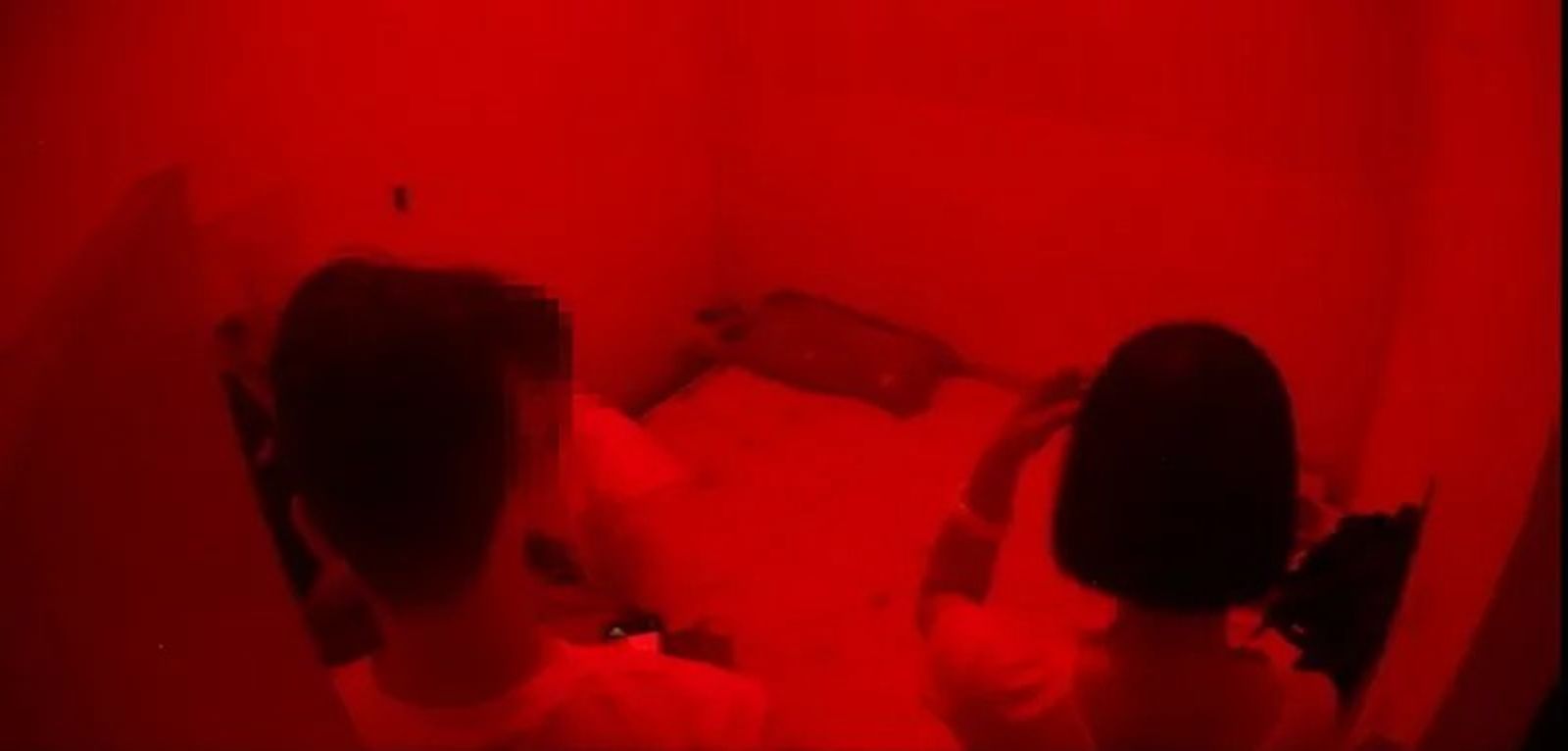 警方在暗藏民宅的私娼寮裡,逮捕42歲的男子與60歲的性工作者交易。(翻攝畫面)