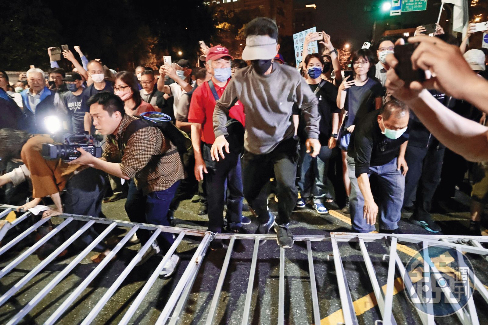 藍營號召支持者赴北檢抗議並推倒拒馬,警方蒐證完畢後將移送法辦。